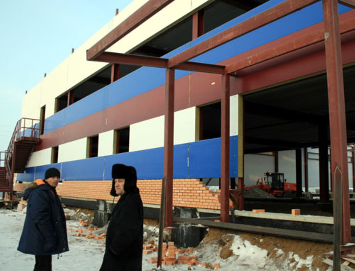 Новый ледовый Дворец спорта, который сегодня строится в Татарске, распахнет двери летом 2012 года. Фото Натальи МАНТОРОВОЙ