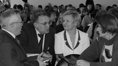 Выпускники вспоминают прошедшие годы. Фото Светланы КАТАЕВОЙ