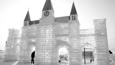 Белые дворцы украсят набережную Оби. Фото Михаила ПЕРМИНА