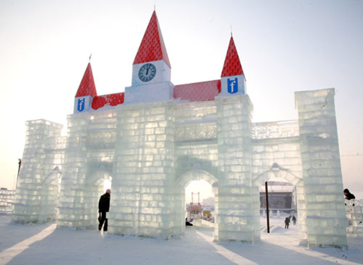 Белые дворцы украсят набережную Оби. Фото Михаила ПЕРМИНА