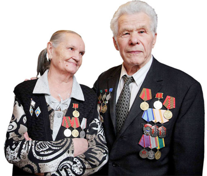 До сих пор супруги Семеновы, хоть им уже за 80, говорят о любви. А поженились они 60 лет назад под Новый год. Фото Павла КОМАРОВА