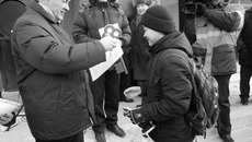 Главный учёный секретарь СО РАН Николай Ляхов вручает молодым ученым ключи от новеньких квартир. Фото Павла КРАСИНА