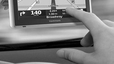 GPS-навигатор с пятидюймовым дисплеем можно удобно закрепить на лобовом стекле автомобиля. Фото с www.hwp.ru