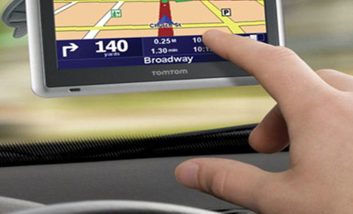 GPS-навигатор с пятидюймовым дисплеем можно удобно закрепить на лобовом стекле автомобиля. Фото с www.hwp.ru