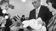 Начальник управления пенсионного фонда в Краснозёрском Вячеслав Кравченко в торжественной обстановке вручает сертификат на материнский капитал Кристине Гусевой. Фото Марины ЛУПЕЙКЕНЕ