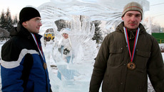 Скульптура новосибирцев завоевала второй приз фестиваля. Фото Михаила ПЕРМИНА