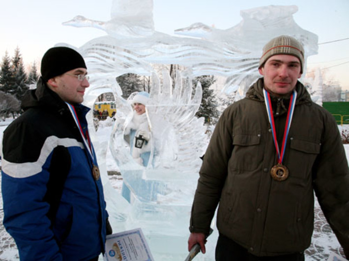 Скульптура новосибирцев завоевала второй приз фестиваля. Фото Михаила ПЕРМИНА