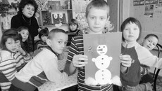 Скоро эти подарки поедут в отделение милосердия; красивая открытка получилась у Димы Соколова. Фото Зои ТЮРИНОЙ