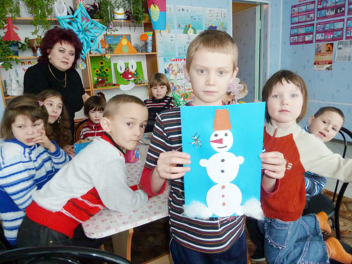 Скоро эти подарки поедут в отделение милосердия; красивая открытка получилась у Димы Соколова. Фото Зои ТЮРИНОЙ