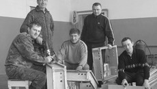 Алексей Француз и Валерий Майоров с рабочими готовят деревянные ящики для яиц. Фото Ольги ЛЕВИНОЙ