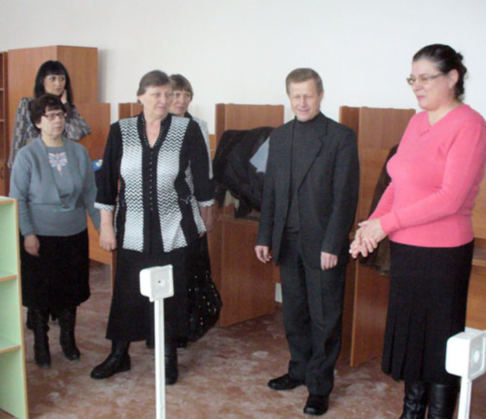 Первый посетитель нового музея и библиотеки —  глава района Сергей Кайгородцев. Фото Ольги ЛЕВИНОЙ