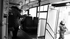 Выходить на линию транспорт должен уже с прогретым салоном. Главное — закрывать двери.   Фото Михаила ПЕРМИНА