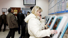 У информационных стендов службы занятости. ФОто с сайта mintrud.nso.ru