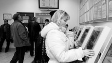 У информационных стендов службы занятости. ФОто с сайта mintrud.nso.ru