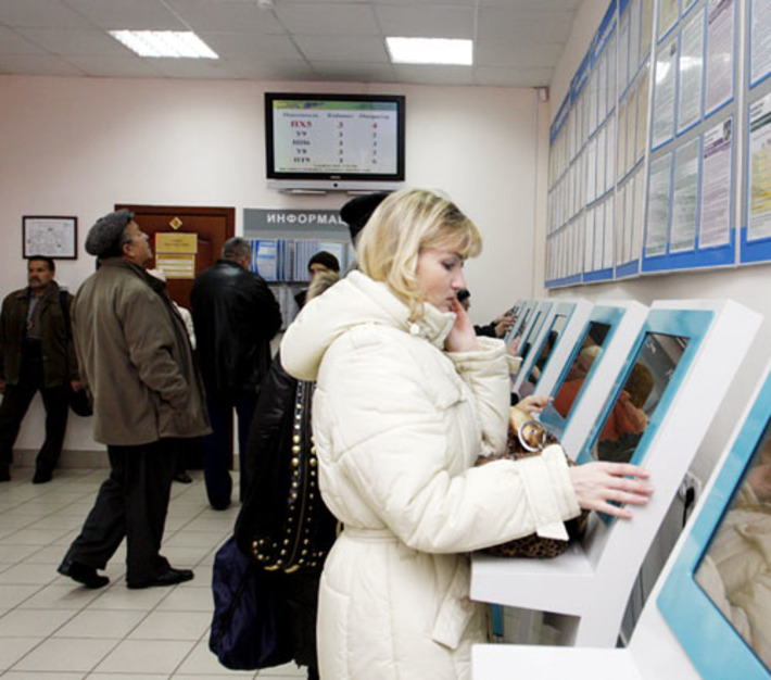 У информационных стендов службы занятости. ФОто с сайта mintrud.nso.ru
