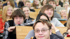 Высшее образование имеют  24 процента жителей области.  В недалеком будущем «дипломную копилку» пополнят сегодняшние студенты новосибирских вузов. Фото Михаила ПЕРМИНА