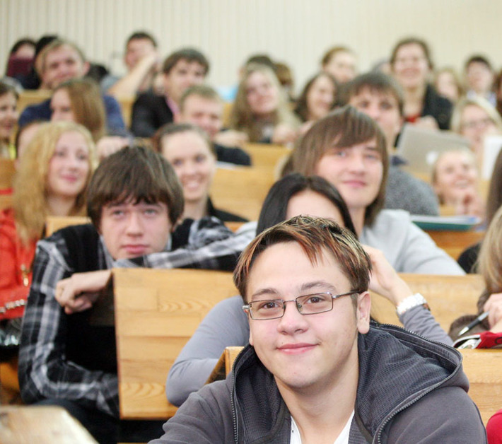 Высшее образование имеют  24 процента жителей области.  В недалеком будущем «дипломную копилку» пополнят сегодняшние студенты новосибирских вузов. Фото Михаила ПЕРМИНА