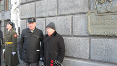 На открытии барельефа на здании вокзала Новосибирск-Главный, посвященного памяти Героев-сибиряков. Фото  Павла КОМАРОВА