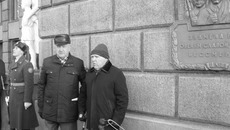 На открытии барельефа на здании вокзала Новосибирск-Главный, посвященного памяти Героев-сибиряков. Фото  Павла КОМАРОВА