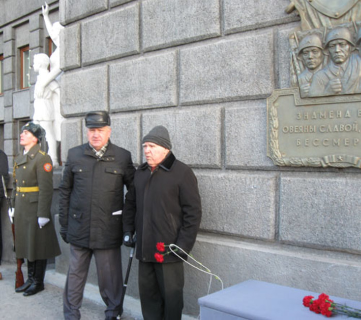 На открытии барельефа на здании вокзала Новосибирск-Главный, посвященного памяти Героев-сибиряков. Фото  Павла КОМАРОВА