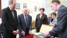 В музее книги хранятся редкие издания, в том числе старинные рукописи.   Фото Михаила ПЕРМИНА