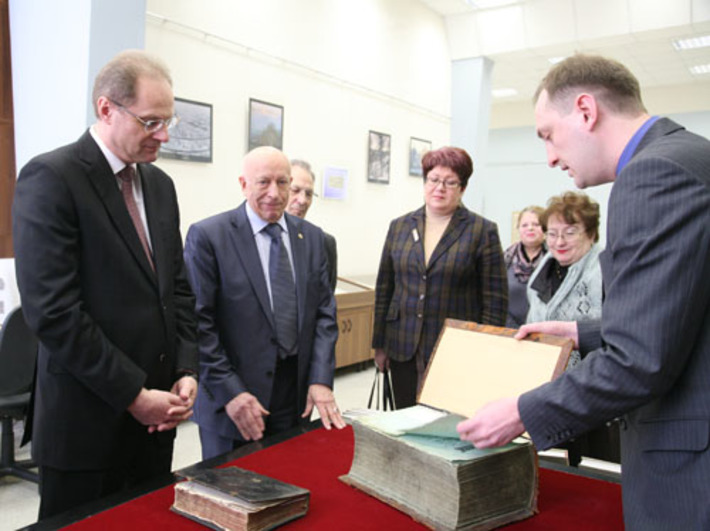 В музее книги хранятся редкие издания, в том числе старинные рукописи.   Фото Михаила ПЕРМИНА