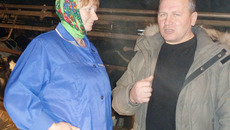 Светлана Лепихова и Владимир Толстов: коровнику нужна реконструкция. Фото Зои ТЮРИНОЙ