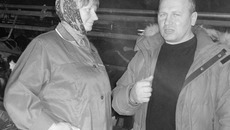 Светлана Лепихова и Владимир Толстов: коровнику нужна реконструкция. Фото Зои ТЮРИНОЙ