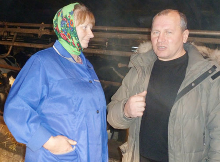 Светлана Лепихова и Владимир Толстов: коровнику нужна реконструкция. Фото Зои ТЮРИНОЙ