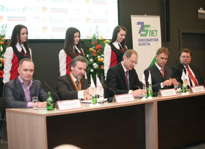 Во время подписания соглашения. Фото Михаила ПЕРМИНА