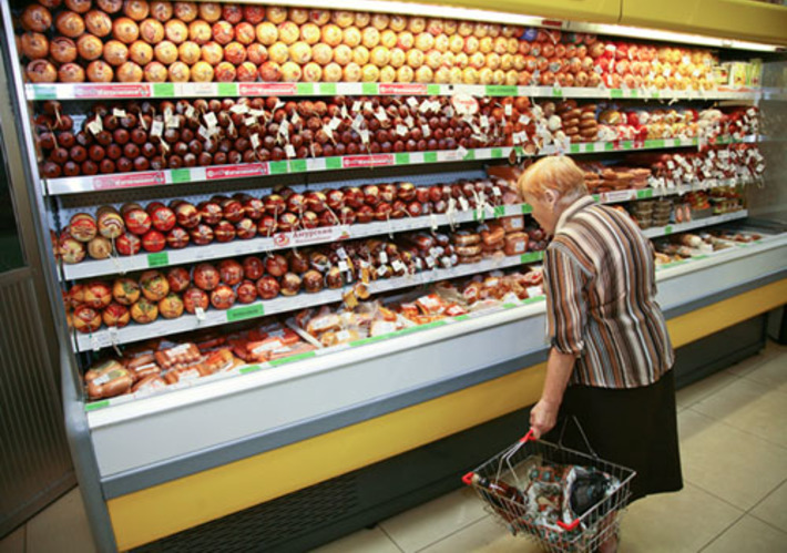 Возникает интересный вопрос: почему  цена со скидкой указана крупными цифрами,  а без скидки — мелкими? Фото с www.rateshops.ru