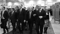 Виктор Басаргин (второй справа) в «Новосибирск Экспоцентре» . Фото Михаила ПЕРМИНА