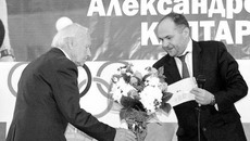Виновника торжества поздравляет Леонид Горнин. Фото Натальи МАНТОРОВОЙ