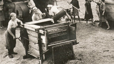 Обработка зерна на току. Новосибирская область, 1938 г. Фото Бориса ШУМАКОВА