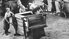 Обработка зерна на току. Новосибирская область, 1938 г. Фото Бориса ШУМАКОВА