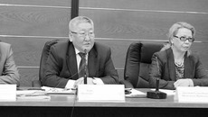 Президент Республики Саха (Якутия) Егор Борисов (в центре), председатель правительства республики Галина Данчикова и руководитель Госкомитета по инновационной политике и науке Максим Трофимов во время встречи с научной общественностью 2 февраля 2012 года. Фото предоставлены пресс-службой администрации президента и правительства Республики Саха (Якутия)