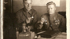 Фронт и тыл: (справа налево) Герой Советского Союза Анатолий Борискин и первый секретарь райкома Северного района Николай Смольцовников, 1944 год. Фото из семейного архива Смольцовниковых