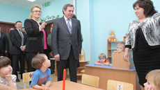 Хозяева садика встречают гостей. Фото пресс-службы мэрии