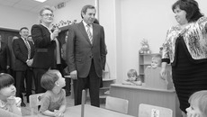 Хозяева садика встречают гостей. Фото пресс-службы мэрии