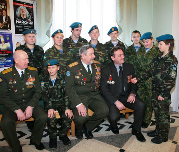 Ветераны боевых действий в Афганистане Николай Голубятников, Владимир Шуплецов и Николай Кудрявцев на встрече с членами военно-патриотического клуба «Юнармеец» Колыванского района (февраль, 2010 год). Фото Сергея ДЯТЛОВА