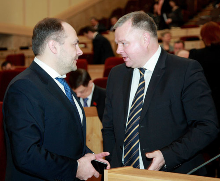 Олег Иванинский (справа) отметил: увеличение средств на программу госгарантий бесплатного оказания медпомощи беспрецедентно. Фото Павла КОМАРОВА
