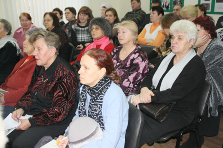 По мнению депутатов, сегодня ТОС —  это реально действующий партнёр власти. На снимке: представители общественных организаций Дзержинского района