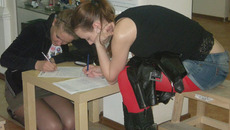 В ходе седьмого тотального диктанта в книжном магазине «Плиний старший» набралось столько желающих, что ответы пришлось писать чуть ли не  на коленках. Фото с сайта websib.ru