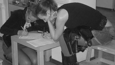 В ходе седьмого тотального диктанта в книжном магазине «Плиний старший» набралось столько желающих, что ответы пришлось писать чуть ли не  на коленках. Фото с сайта websib.ru