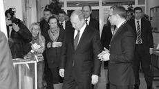 Владимиру Путину продемонстрировали прозрачные урны для голосования . Фото с сайта пресс-службы губернатора и правительства НСО