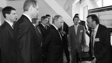 Заместитель директора по науке одного из якорных резидентов Технопарка — компании «Унискан», член Экспертного совета и один из идеологов Технопарка Андрей Брызгалов рассказывает Премьер- министру о разработках своей компании. Фото с сайта aпресс-службы губернатора и правительства НСО