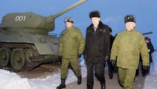 Гости посетили казарму танкового батальона, побывали на территории мест хранения военной техники. Фото Павла КОМАРОВА