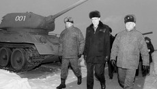 Гости посетили казарму танкового батальона, побывали на территории мест хранения военной техники. Фото Павла КОМАРОВА