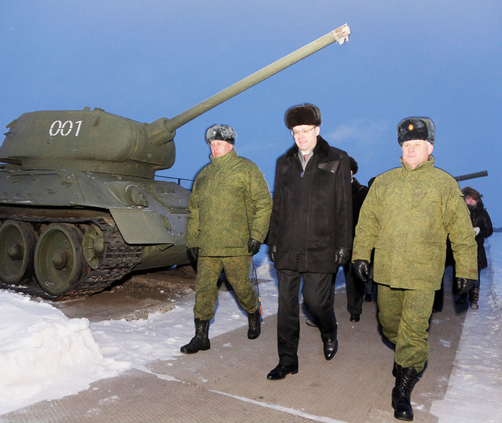Гости посетили казарму танкового батальона, побывали на территории мест хранения военной техники. Фото Павла КОМАРОВА