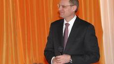 На вопрос о музыкальных предпочтениях губернатор ответил, что любит слушать Высоцкого. Фото с сайта губернатора и правительства НСО